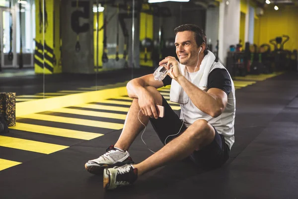 Spor salonunda içecek içme pozitif adam