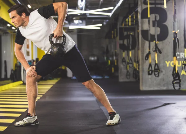 Erkek holding zor kettlebell odaklı