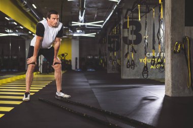 Odaklı adam spor salonunda rahatlatıcı