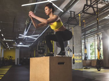 Düzenli Bayan fitness merkezinde egzersiz yapıyor