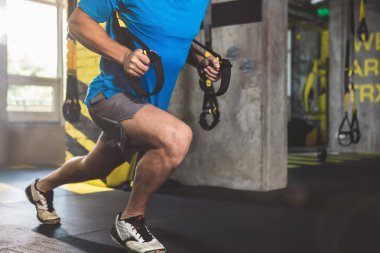 Egzersiz ile trx alarak erkek