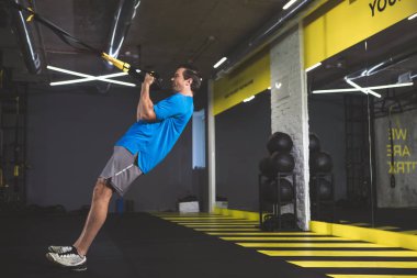 Sakin adam egzersiz trx ile alarak