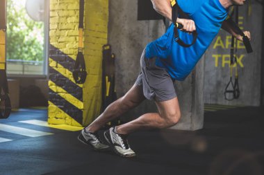 Fonksiyonel döngüler ile egzersiz yapıyor erkek