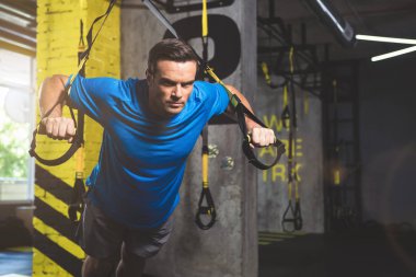 Egzersiz ile trx alarak konsantre adam