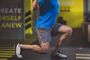 Yan yapan erkek spor salonunda lunges