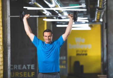 Giden adam fiziksel egzersiz yapma