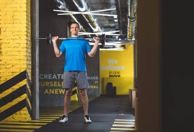 Pozitif atlet spor salonunda halter holding