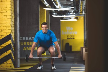 Mutlu adam workouting fitness merkezinde yapma