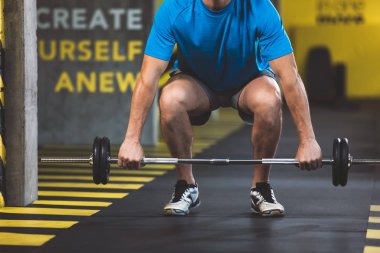 Fitness merkezinde egzersiz yaparak adam