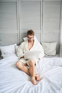 Sabah iş ile yakışıklı erkek ilgili