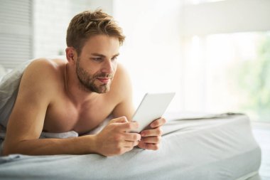 Memnun erkek uyanma sonra eğlence zevk