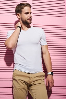 Onun vücut parçası dokunmadan yakışıklı genç