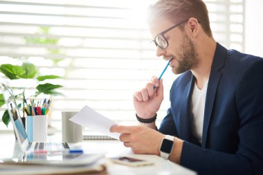 Şirket istatistikleri iş yerinde öğrenme odaklı adam