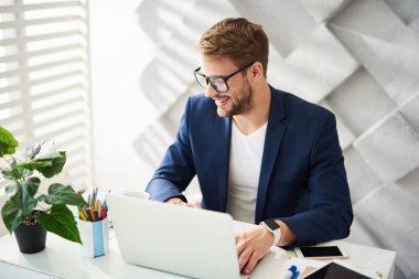 Mutlu erkek office çalışma sürecinde hayran