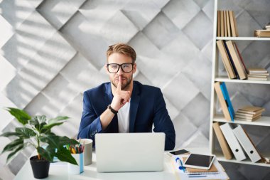 Ofiste çalışan sakin adam