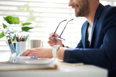 Mutlu işadamı gözlük ofiste kapalı alarak 