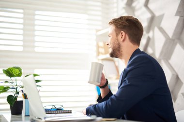 Neşeli erkek vasıl okul sırası sıcak içecek hayran