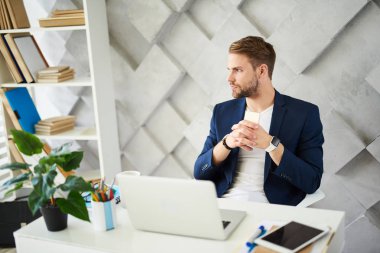 Dalgın adam ofiste düşünürken