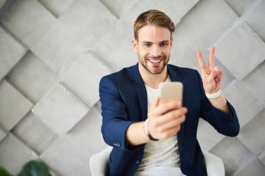 Mutlu işadamı selfie iş yerinde yapma