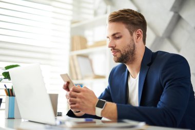 Ofiste Smartphone kullanan İşadamı