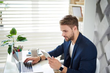 Office araçları ile çalışan iş adamı