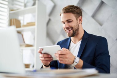 Neşeli adam portatif aygıt iş kullanarak