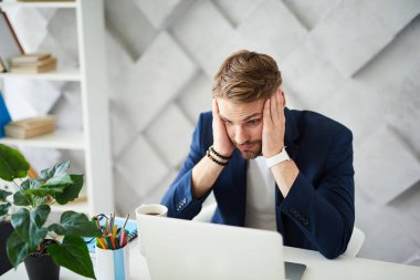 Laptop office merkezinde oturan sinirli adam