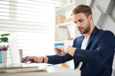 Gitmek zorundayım. Yan masada oturan ve bakarak işgal işadamı görünüm. Konsantrasyon ile ofiste çalışıyor