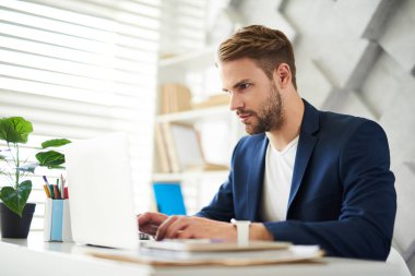 Bilgisayarda Office özenli iş adamı