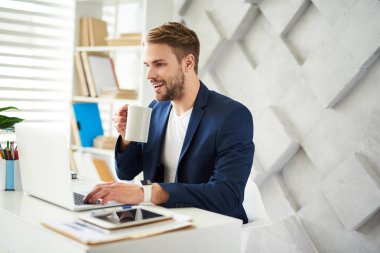 Bilgisayarda çalışan memnun adam