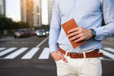 Kendine güvenen adam küçük çantası elinde tutmak