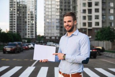Neşeli adam belge üzerinde düşüncelerini sunmak 