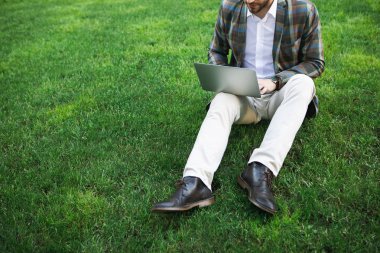 Doğada bilgisayar kullanan meşgul adam 