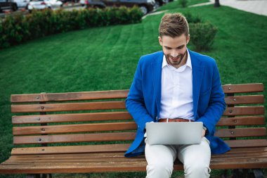 Mutlu adam açık defter bilgisayar ile eğlenceli 