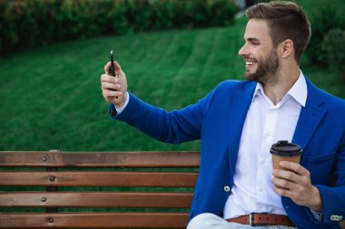 Rahat adam cep telefonuyla doğada 