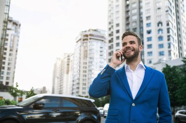 Zengin adam cep telefonu açık konuşma 