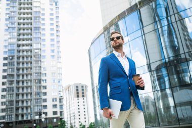 Başarılı iş adamı sokakta molası 