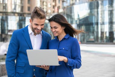 Bilgisayar açık kullanarak mutlu iş adamları 