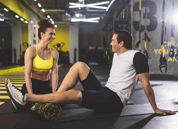 Atletas alegres hablando en el gimnasio — Foto de Stock