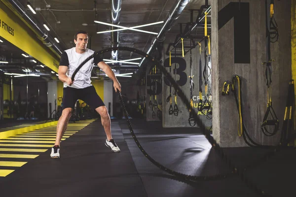 Erkek fitness tesisi çalışma dışarı konsantre