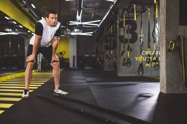 Odaklı adam spor salonunda rahatlatıcı