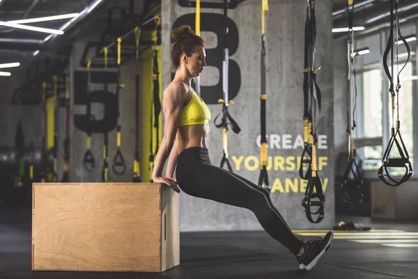 Señora ordenada haciendo ejercicio en el gimnasio — Foto de Stock