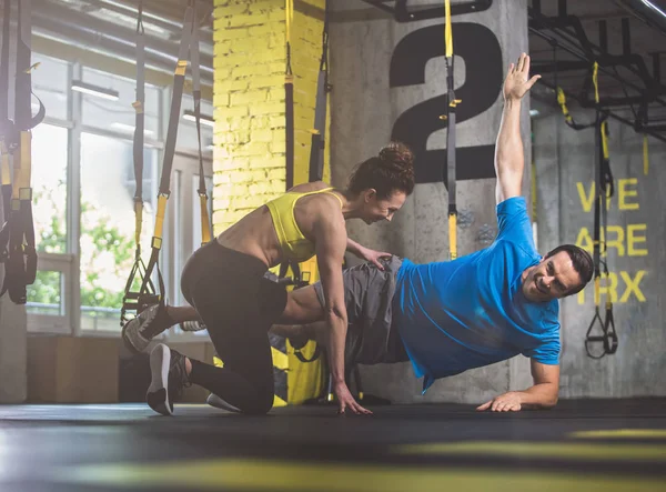 Positivo signora e uomo facendo allenamento — Foto Stock