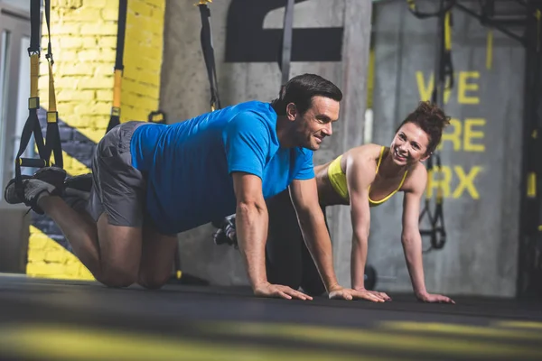 Positivo maschio e donna che fanno allenamento — Foto Stock