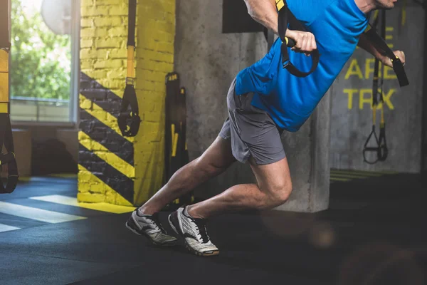 Fonksiyonel döngüler ile egzersiz yapıyor erkek