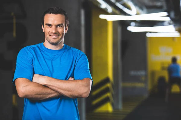 Hombre contento localizando en el gimnasio —  Fotos de Stock