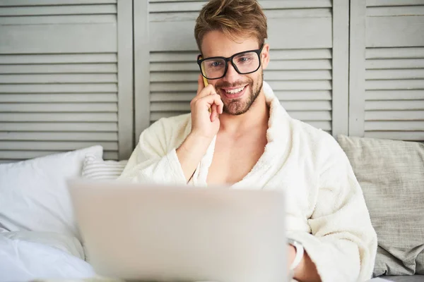 Sonriente hombre atractivo hablando por teléfono en la mañana — Foto de Stock