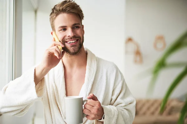 Encantado joven hablando por teléfono en la mañana — Foto de Stock