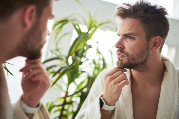 Красивый мужчина собирается побриться после сна — стоковое фото
