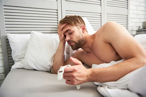 Vyčerpaný muž probouzet doma — Stock fotografie